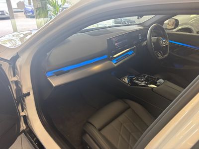 2025 BMW 530