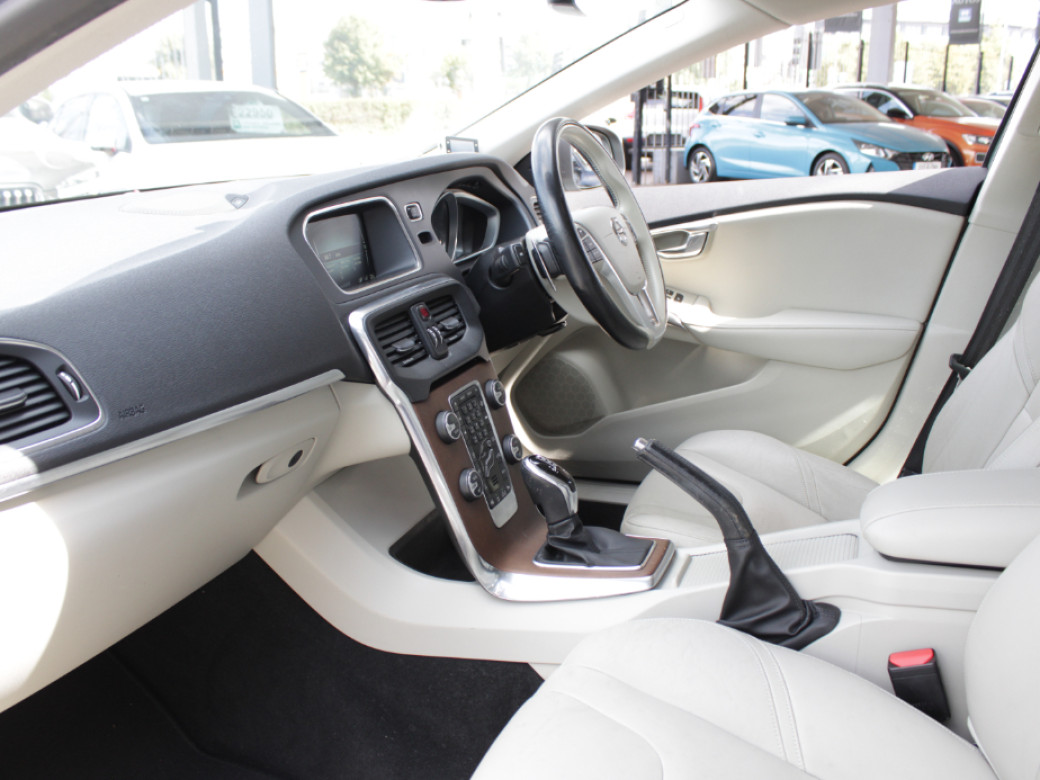 2017 Volvo V40