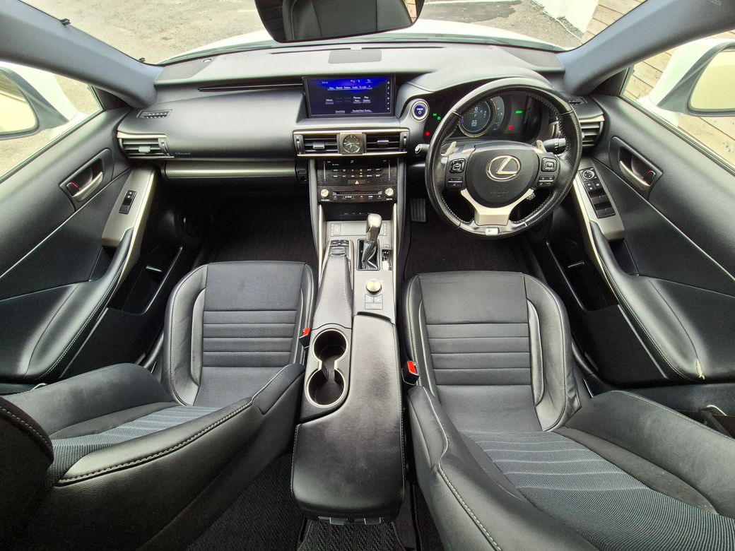 2017 Lexus IS 300h