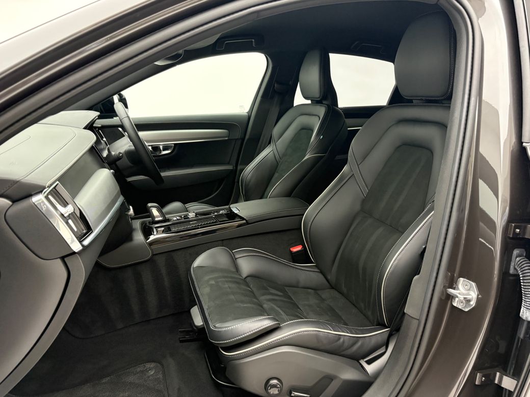 2022 Volvo S90