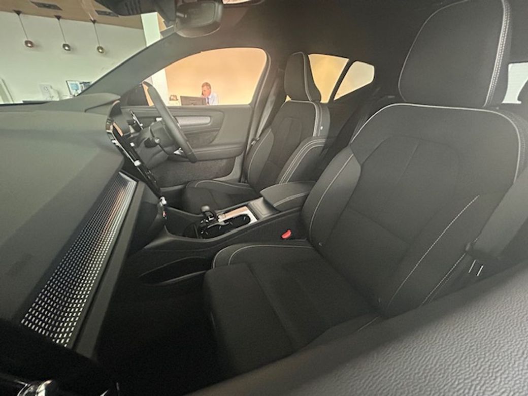 2025 Volvo Ex40
