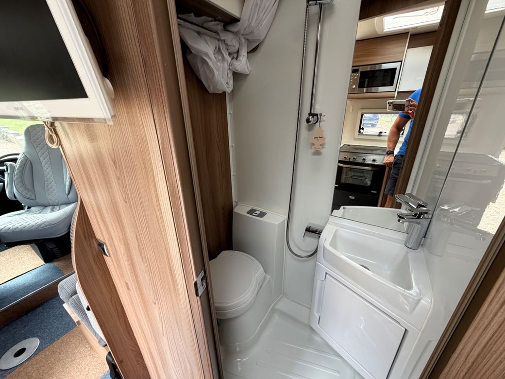 2017 SWIFT ESCAPE 684 LOW PROFILE R.H.D
