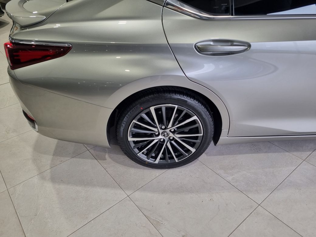 2023 Lexus ES 300h