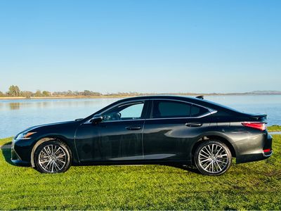 2022 Lexus ES 300h