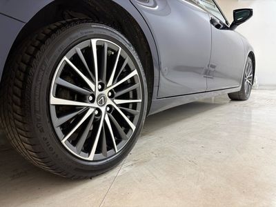 2023 Lexus ES 300h