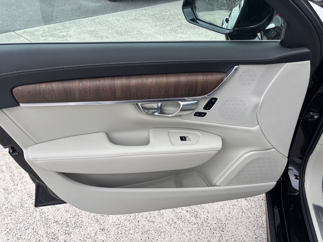 2022 Volvo S90