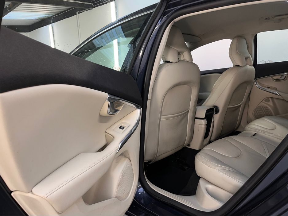 2017 Volvo V40