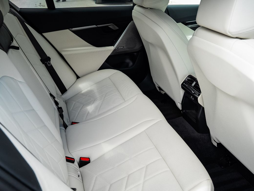 2024 BMW i5