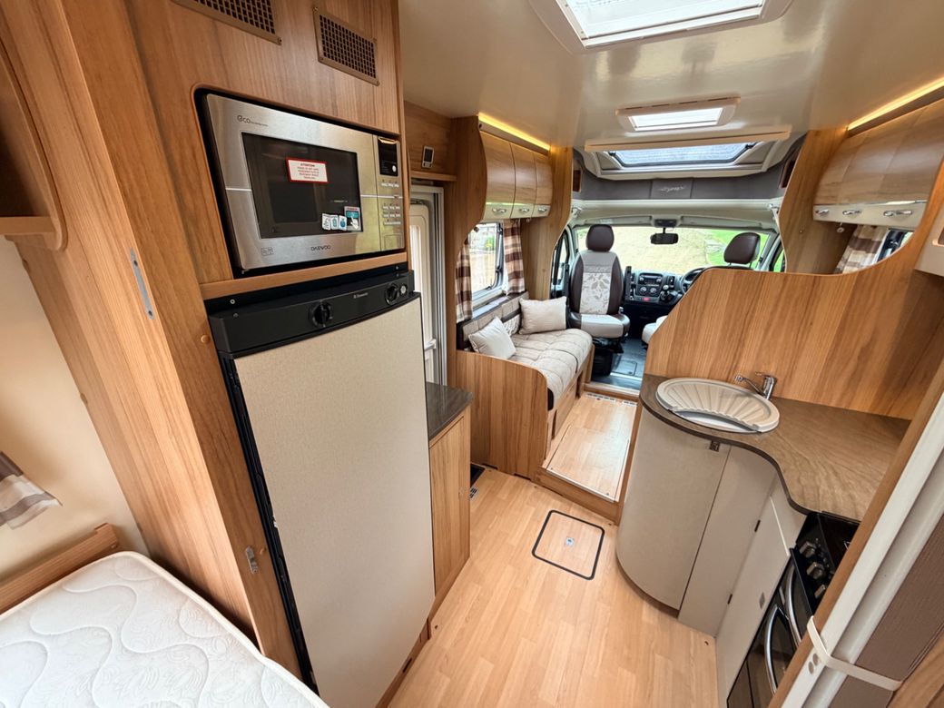 2016 BAILEY APPROACH  AUTOGRAPH 745 R.H.D LOW PROFILE 