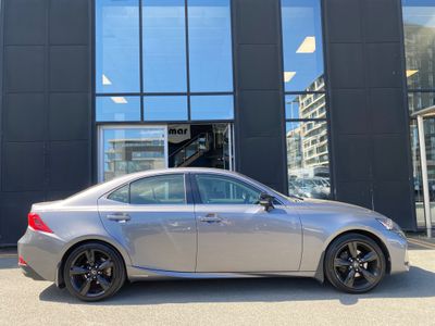 2017 Lexus IS 300h