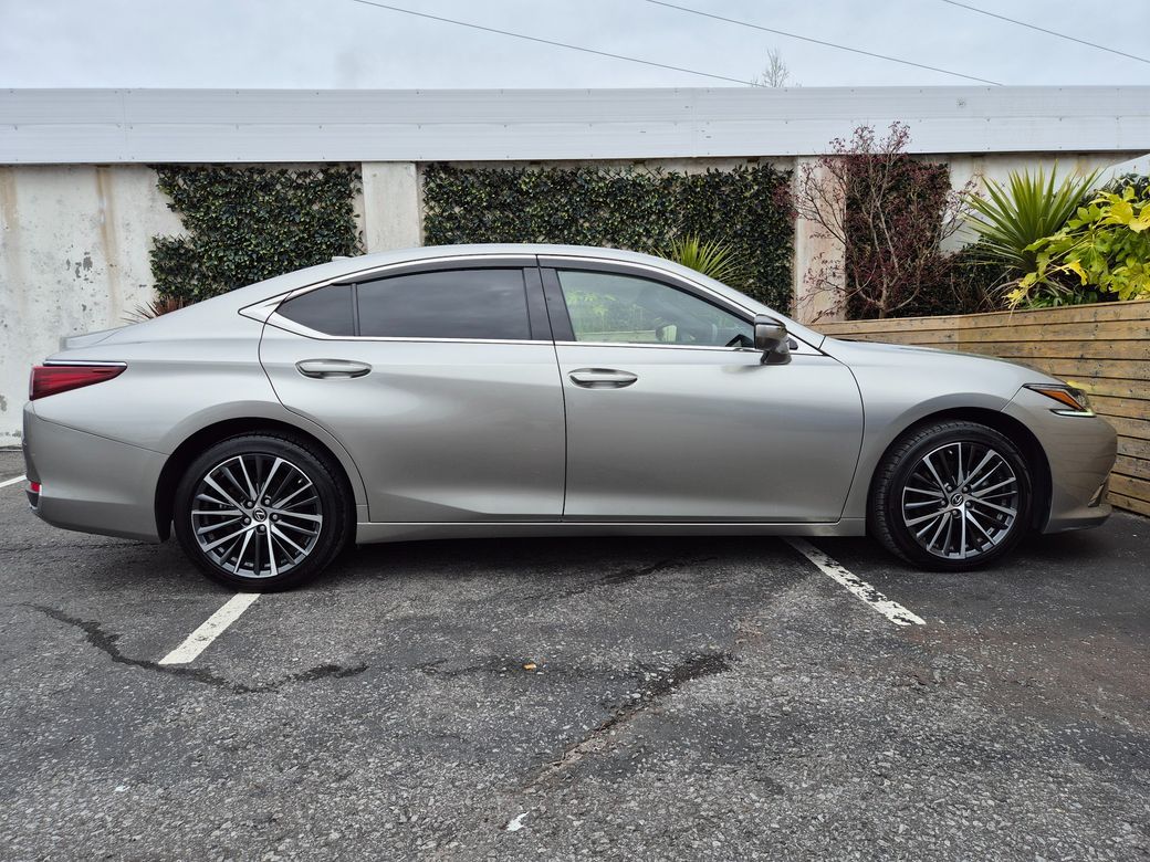 2023 Lexus ES 300h