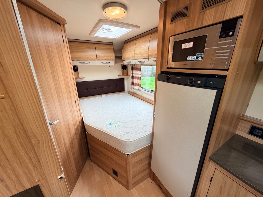 2016 BAILEY APPROACH  AUTOGRAPH 745 R.H.D LOW PROFILE 