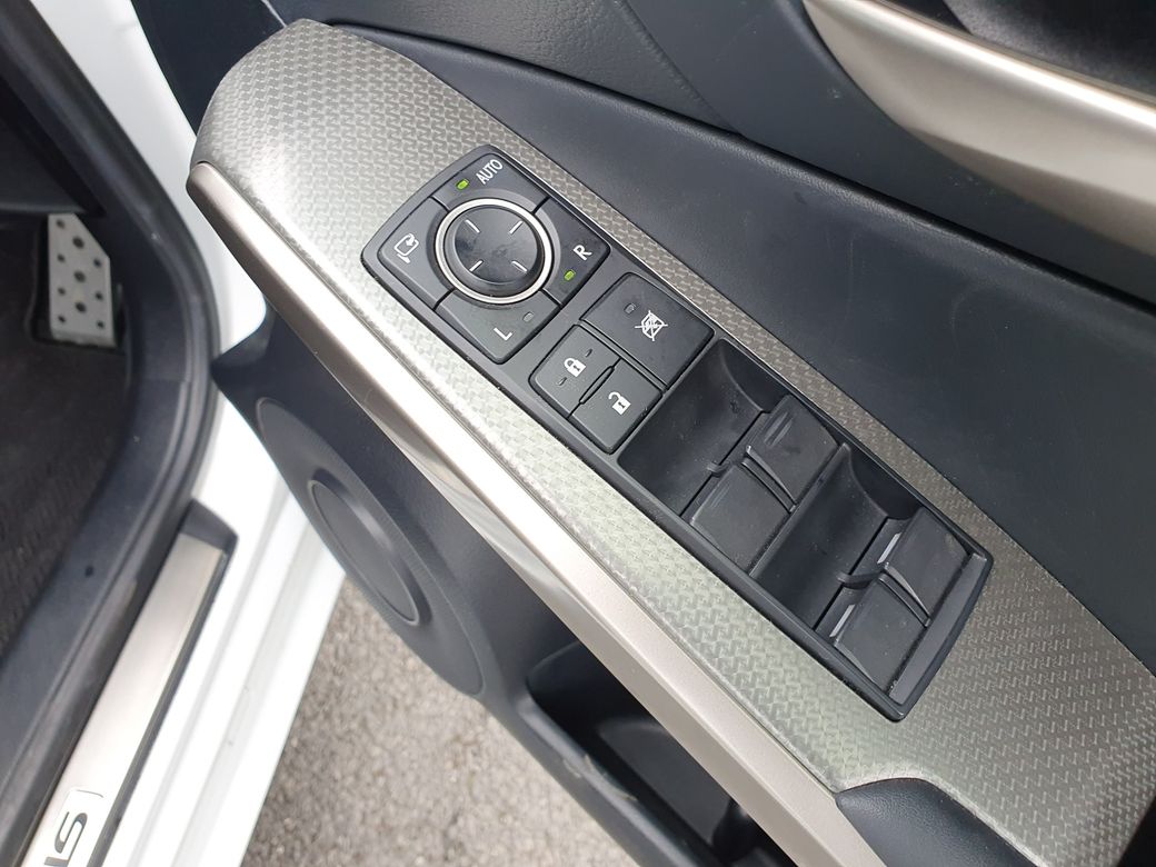 2017 Lexus IS 300h