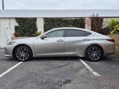 2023 Lexus ES 300h