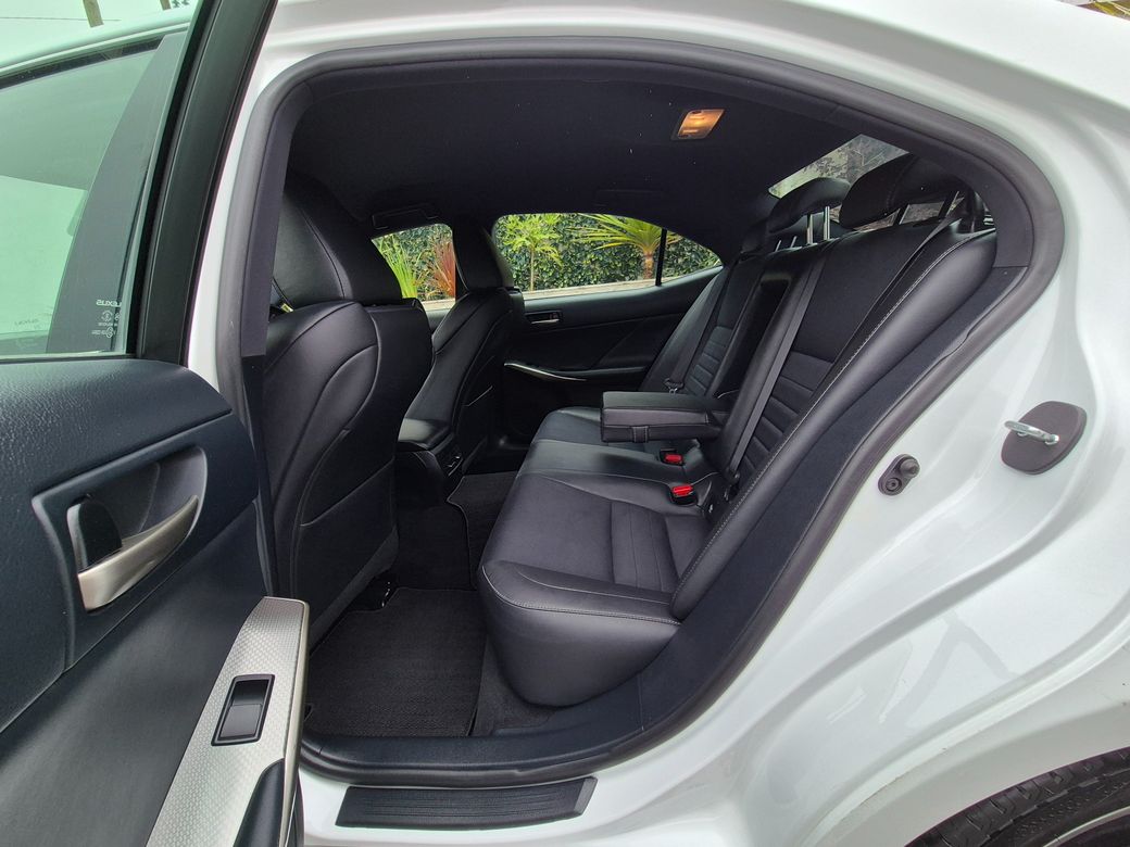 2017 Lexus IS 300h
