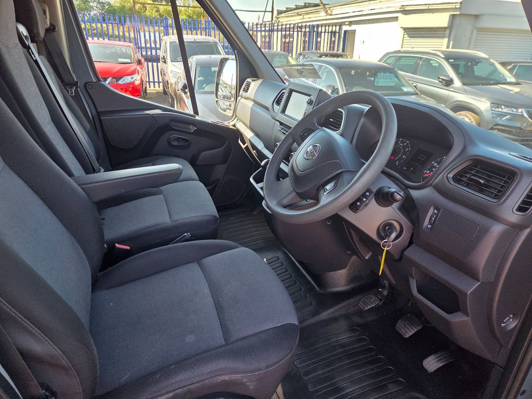 2022 Nissan Interstar