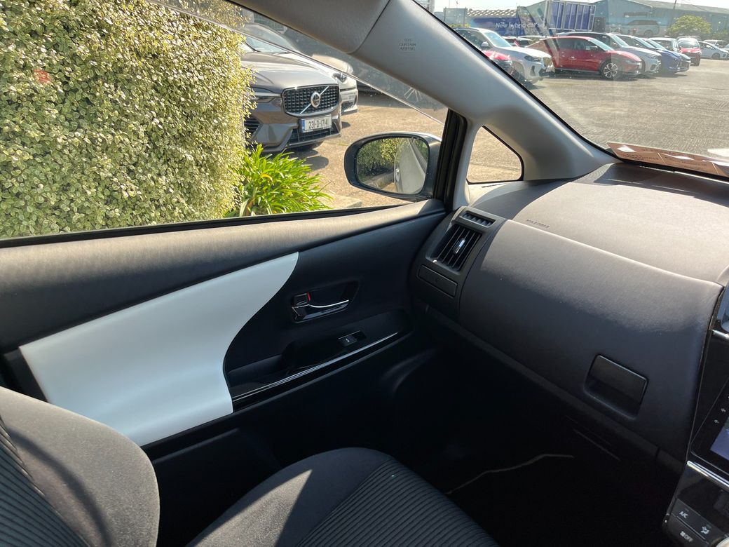 2019 Toyota Prius Alpha