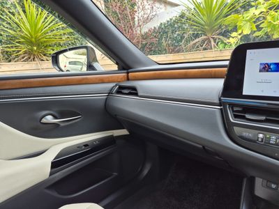 2023 Lexus ES 300h