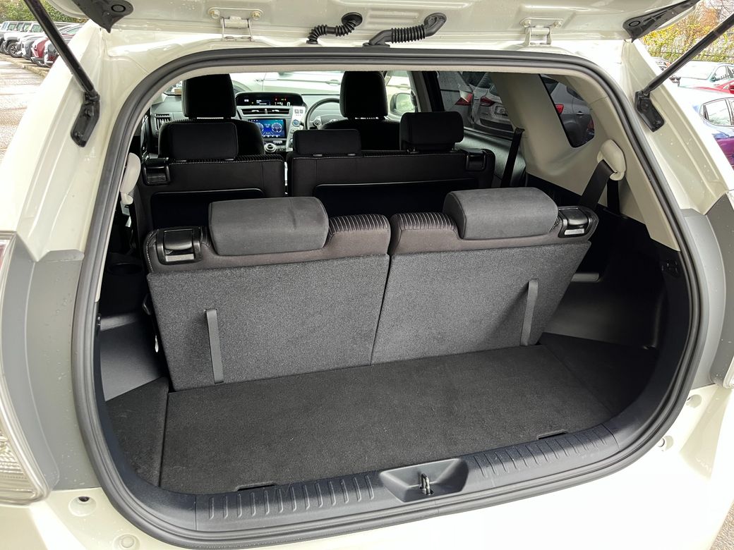 2019 Toyota Prius Alpha