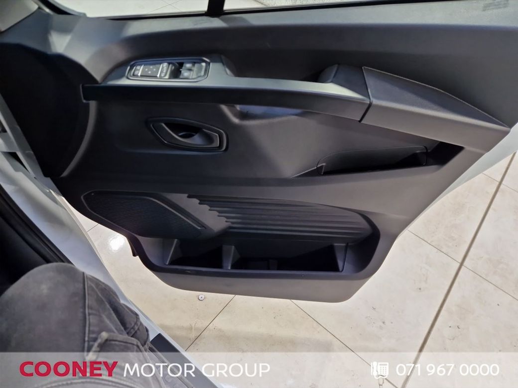 2025 Nissan Primastar