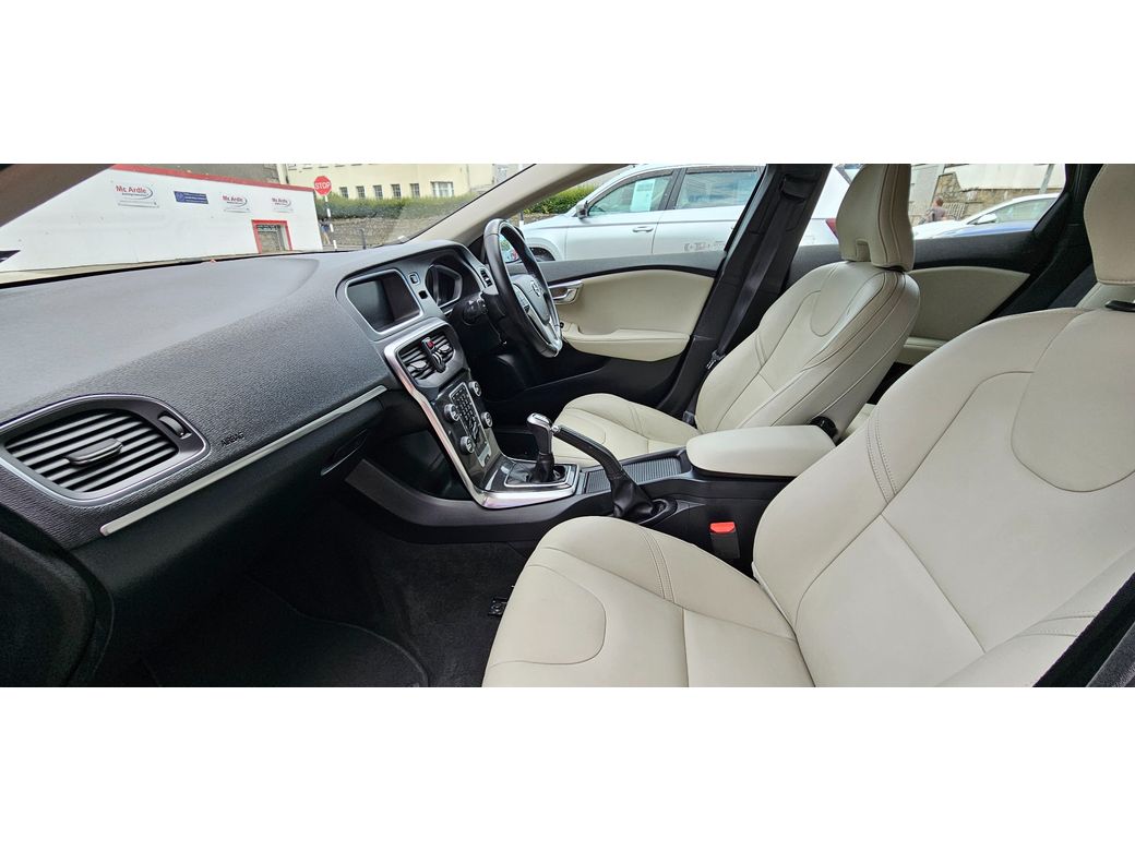 2017 Volvo V40