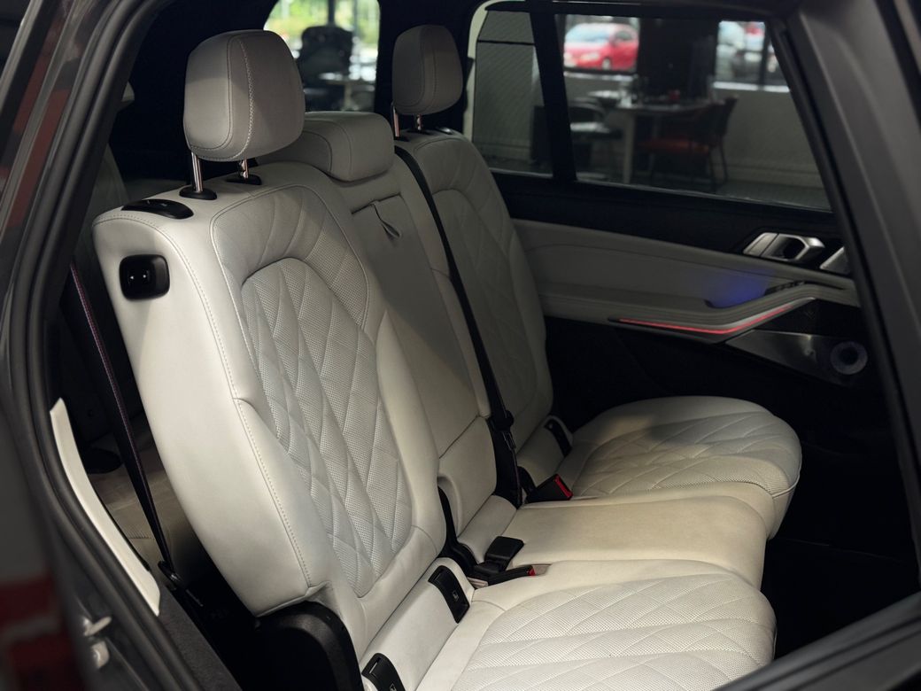 2023 BMW X7