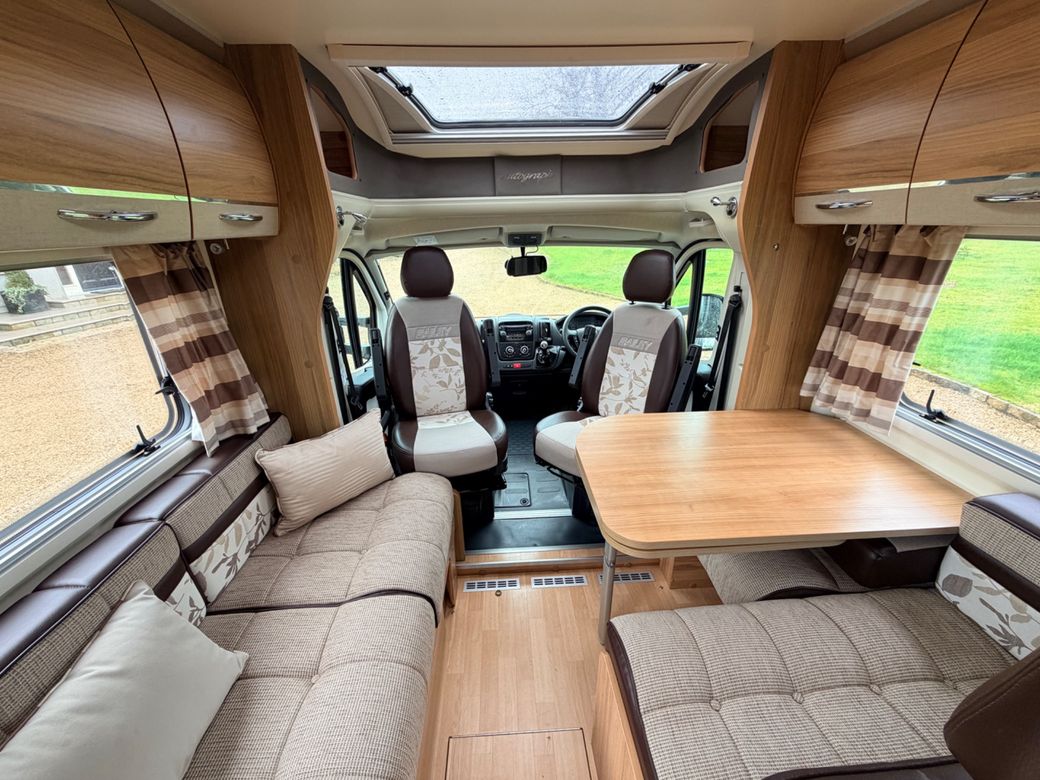 2016 BAILEY APPROACH  AUTOGRAPH 745 R.H.D LOW PROFILE 