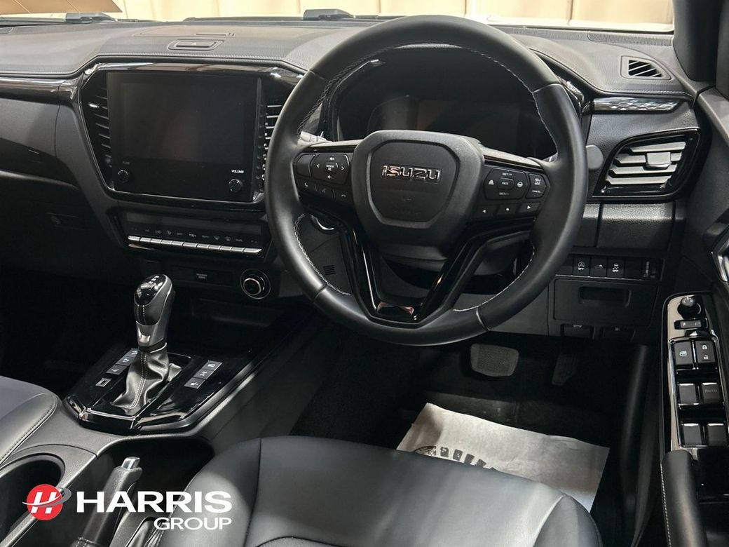 2025 White Isuzu D-MAX
