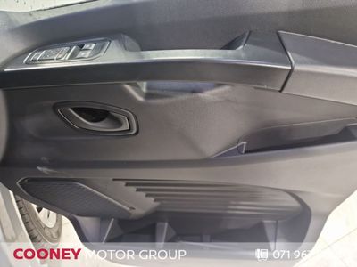 2025 Nissan Primastar