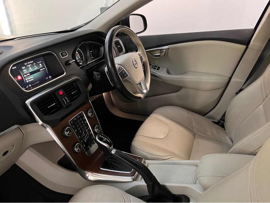 2017 Volvo V40